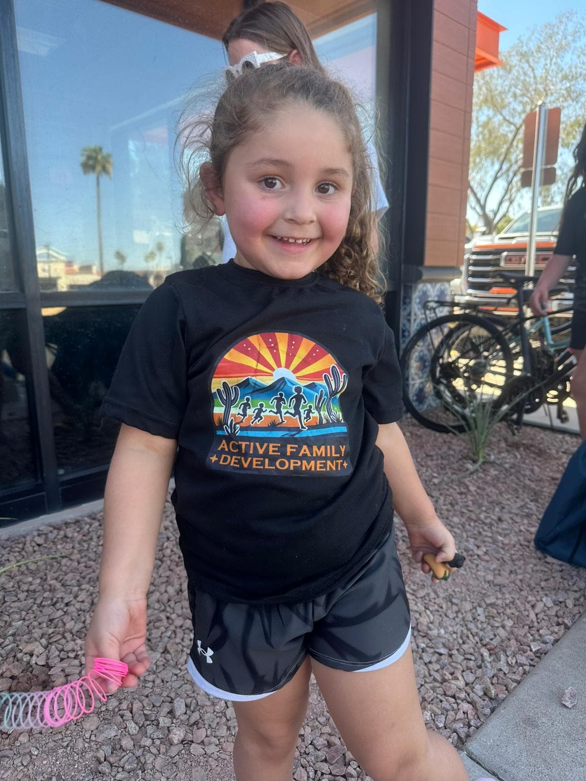 Familias participando activamente en actividades deportivas y recreativas al aire libre