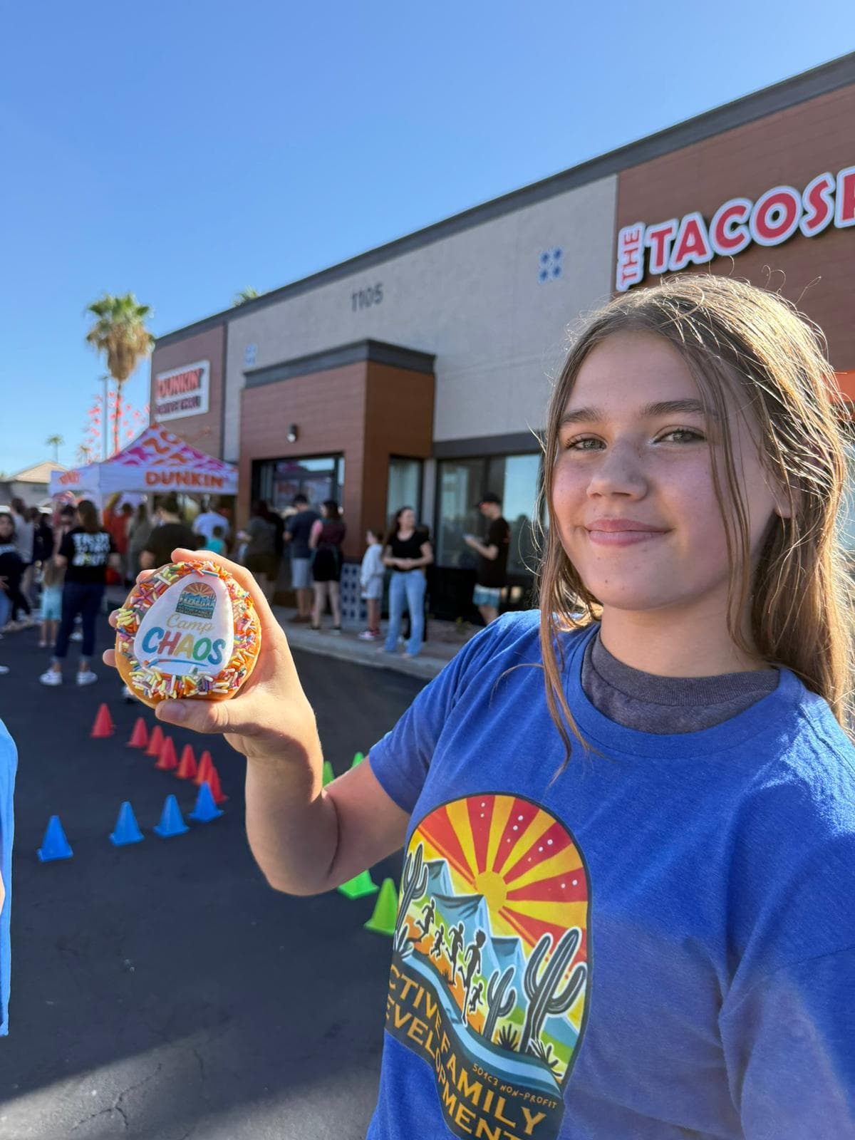 Jóvenes atletas desarrollando habilidades en un ambiente familiar y divertido