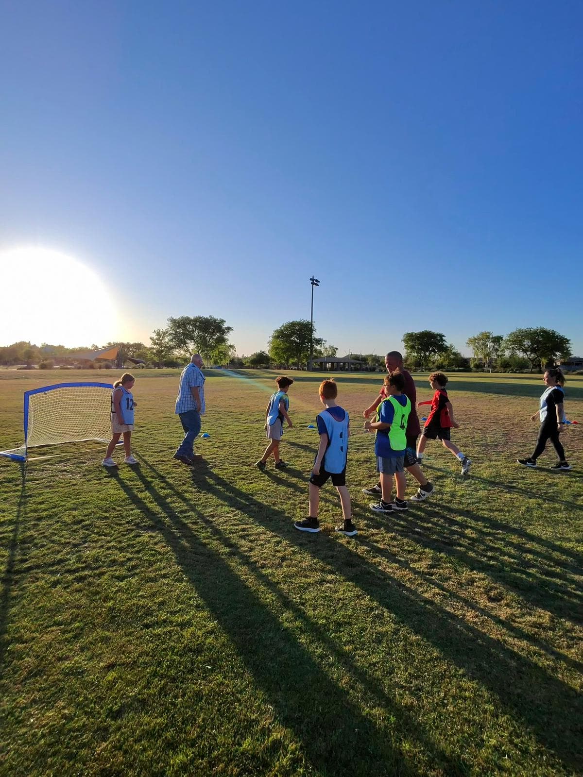 Programas juveniles fomentando el trabajo en equipo, diversión y crecimiento personal